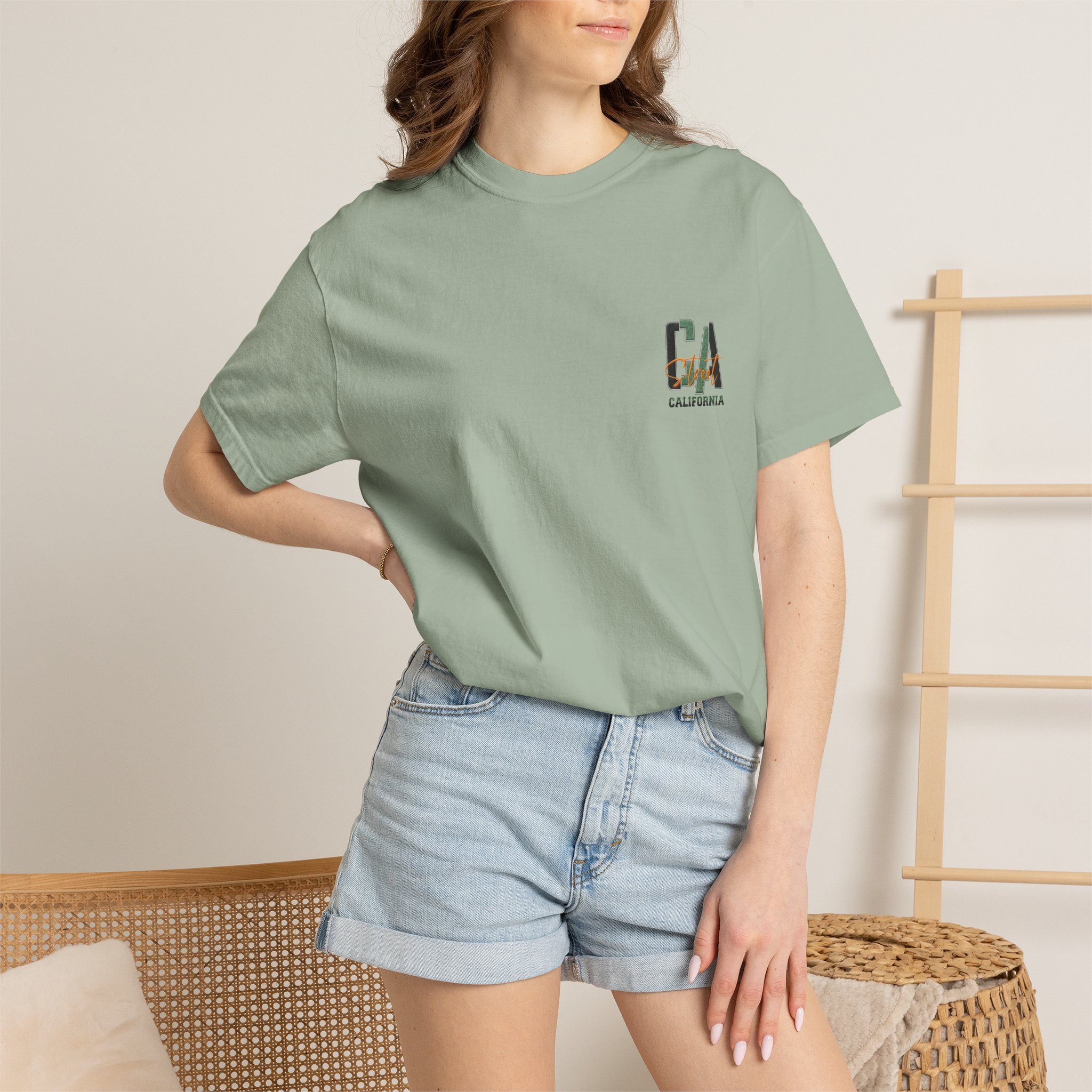California Beach City graphic T-shirt | CA palm tree surf car design - Görsel 12