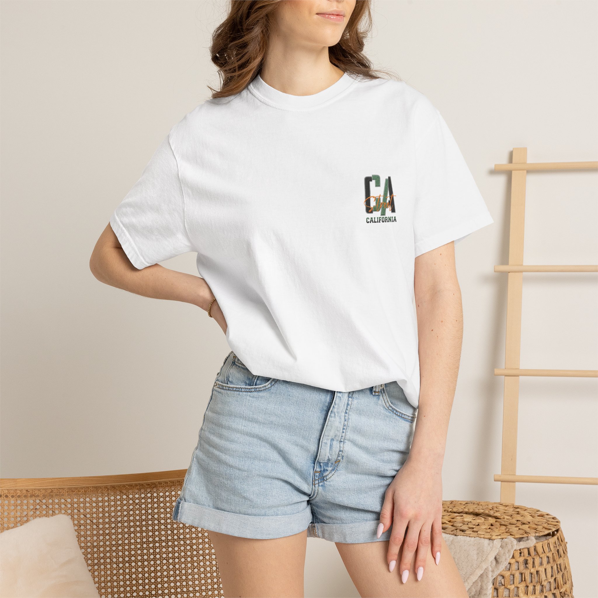 California Beach City graphic T-shirt | CA palm tree surf car design - Görsel 4